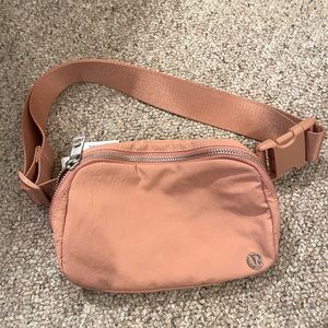 Lululemon Everywhere Bag, coral.